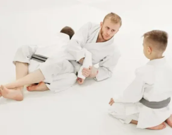 Niños entrenando Jiu-Jitsu